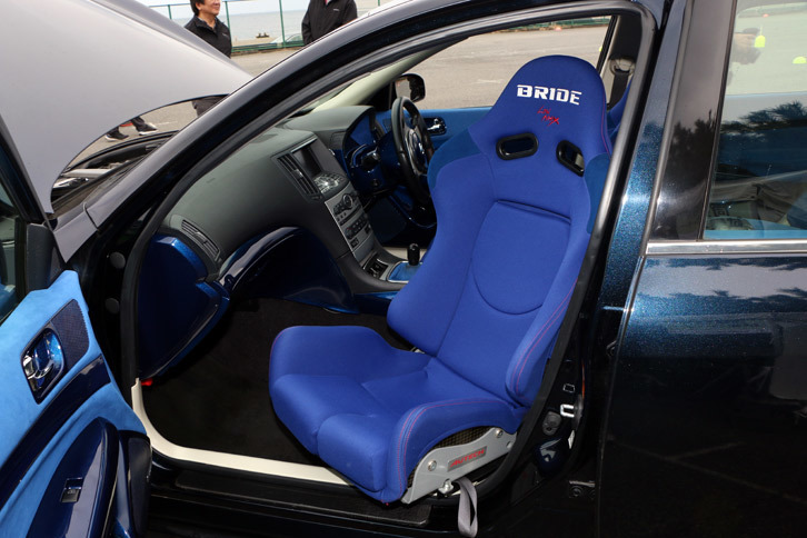 「A25」のインテリアは鮮やかなブルー。BRIDE製のセミバケットシートやスポーツステアリングなど、やる気マンマンである。ユニークなのが助手席で、写真の通り、なんと回転式なのだ。サイドサポートの高いシートながら、驚くほど乗降性に優れる。