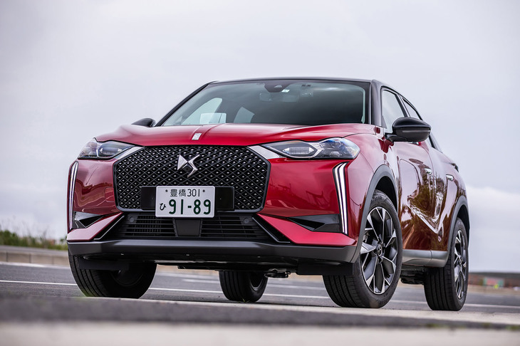 2023年5月に国内導入がアナウンスされた「DS 3」のマイナーチェンジモデル。デザインのブラッシュアップと安全面を軸とした機能装備の強化に加え、車名が「DS 3クロスバック」からDS 3に改められたのもトピックである。