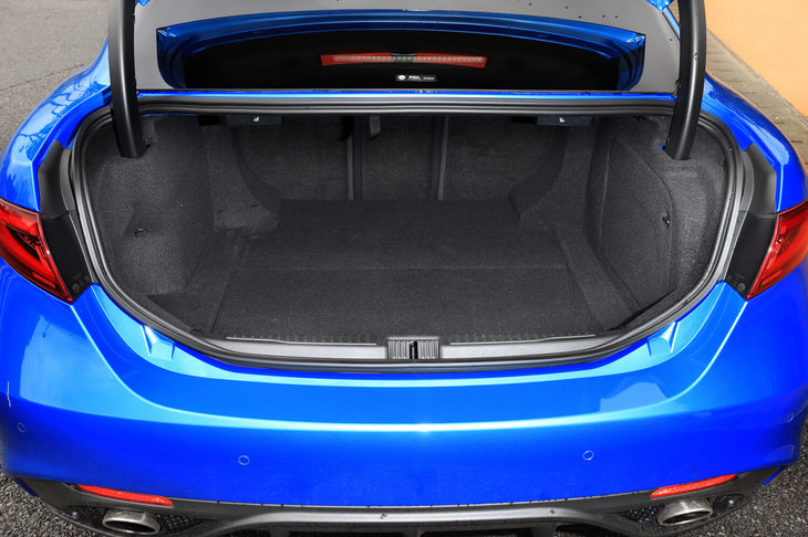 トランクルームの容量はFR車、4WD車共通で、480リッターとなっている。