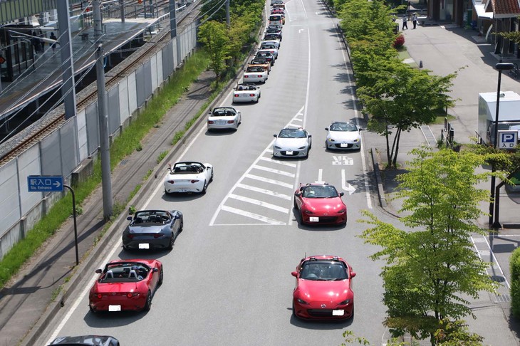 会場への導線となる軽井沢駅南口前の道路には、「ロードスター」がずらり。沿道には、そんな彼らを出迎えるオーナーやファンの姿がたくさん。5月最後の週末に、軽井沢がロードスター一色で埋め尽くされる光景もすっかり初夏の風物詩となった。