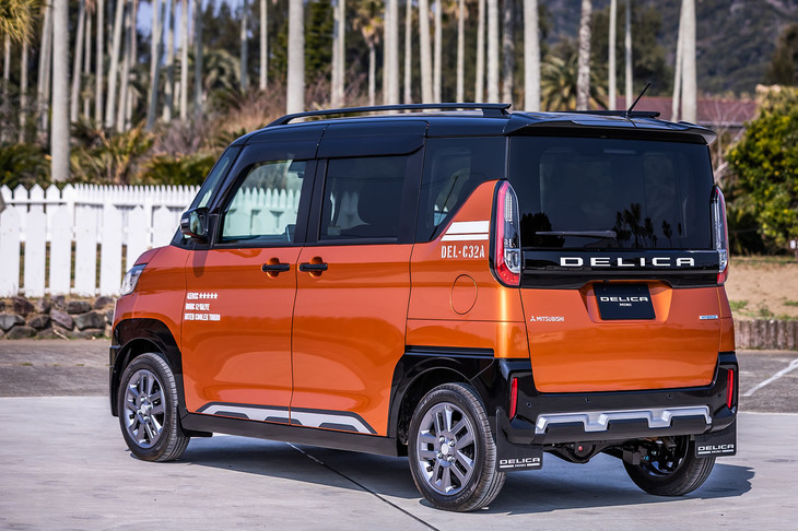 「デリカミニTプレミアム」をベースに「アクティブトーンスタイル」と呼ばれるアクセサリーを装着した車両。Dピラーに備わるオマージュデカールには「DEL-C32A」（デリカミニの意）の文字が入る。