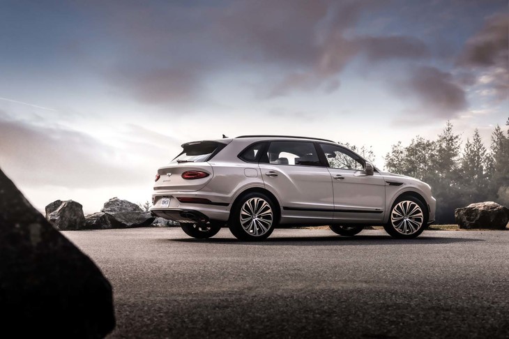 「ベンテイガEWB」の国内価格は2675万円。「ベンテイガEWBアズール」は343万円高の3018万円、これに独自のドレスアップを施し装備を充実させた発売記念モデル「ベンテイガEWBアズール ファーストエディション」は、さらに200万円高の3218万円となっている。