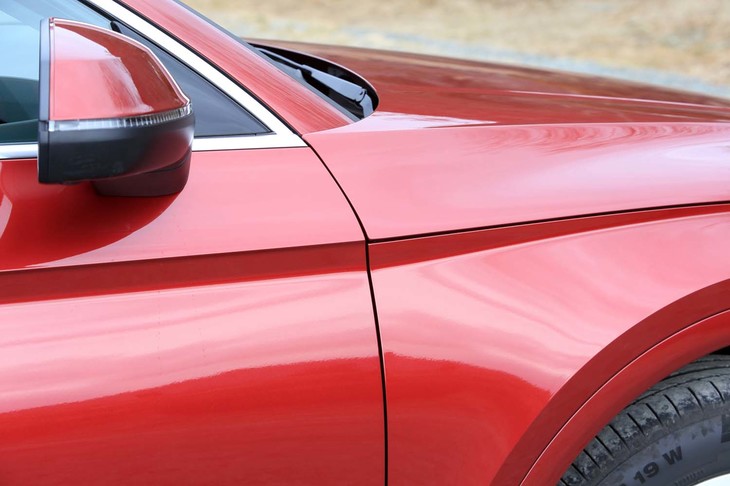 ボンネットはサイドまでカバーするクラムシェルタイプ。フロントフェンダーのパネルとつながる部分には、精緻なプレスラインが施されている。