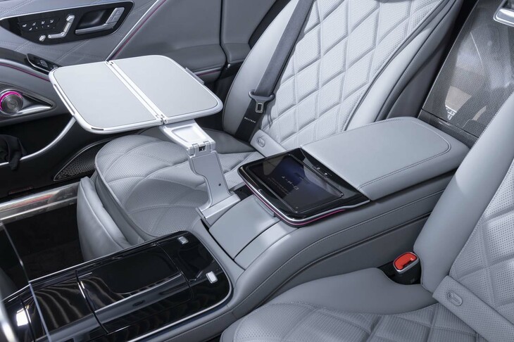 左右後席にはそれぞれ格納式のテーブルが備わっている。