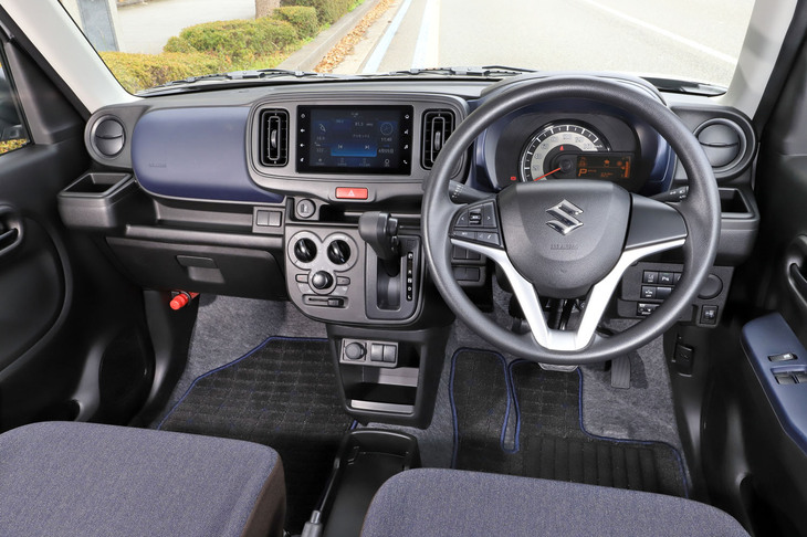 機能的にいろいろと簡素化される「A」だが、意外やインテリアのトリムは上級グレードと共通。ダッシュボードやドアコンソールには、紺の装飾パネルがあしらわれる。