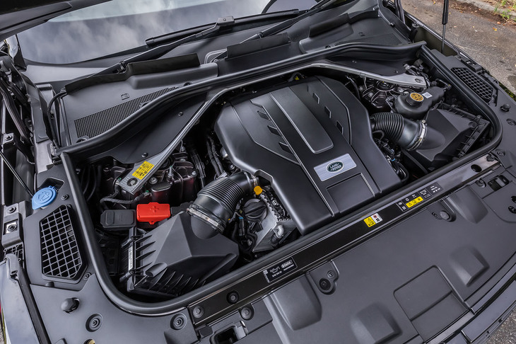 「オートバイオグラフィーP530 LWB」は、BMW製の4.4リッターV8ガソリンターボエンジンを搭載。最高出力530PS/5500-6000rpm、最大トルク750N・m/1850-4600rpmを発生する。