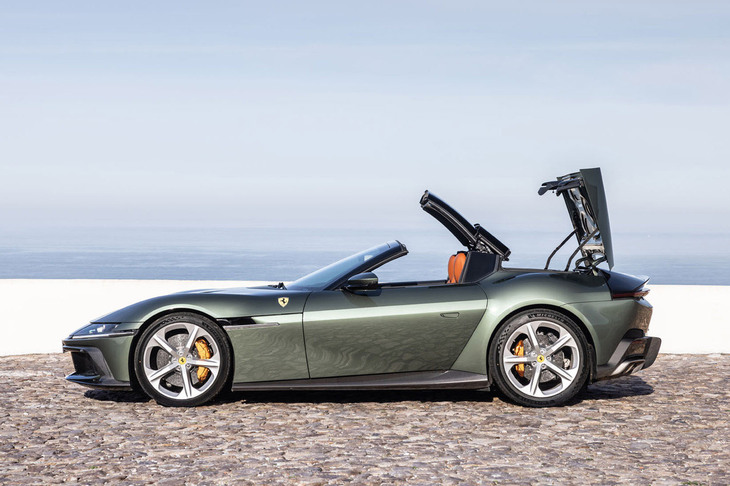 アルミ製リトラクタブルハードトップの開・閉に要する時間はそれぞれ14秒。走行中でも車速が45km/h以下であれば操作できる。