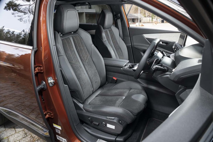 上級グレードたる「GT」ではシートにアルカンターラとテップレザー（合皮）のコンビ表皮を採用。ヒーターやメモリー機能付き電動機構も備わっている。