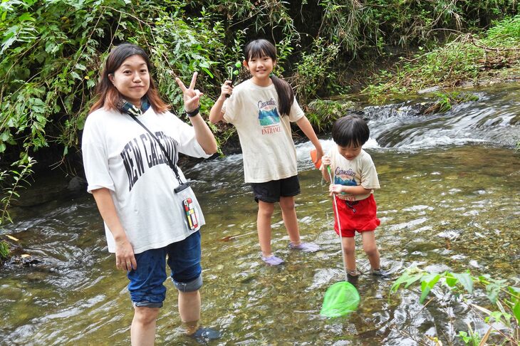 子どもに好評といえば、「ぼくらのミナノベース」の裏には三沢川が流れていて、ここでの川遊びも楽しそうだった。こちらの家族連れは、網で小川の底をガサガサ。小魚などを捕まえては、バケツで観察していた。
