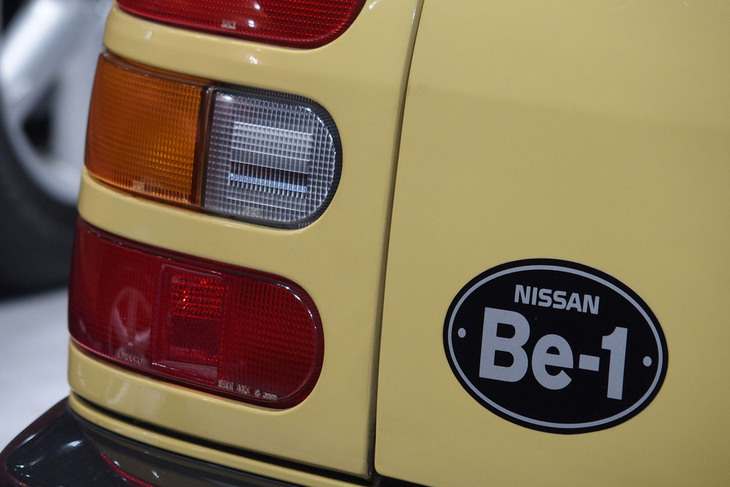 日産Be-1（リアのエンブレム）