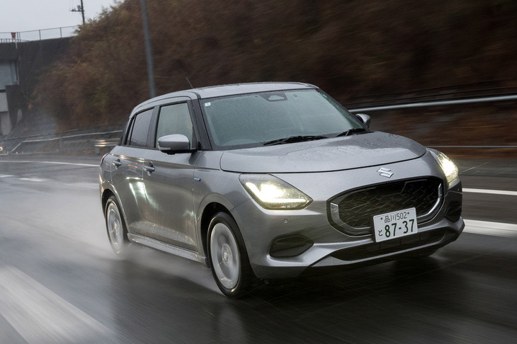 外観における「ハイブリッドMZ」と「ハイブリッドMX」（写真）のちがいは、ホイールの意匠とフォグランプの有無程度。機能面では、MZのみオートレベリング機能付きLEDヘッドランプやディスプレイオーディオが標準装備となるが、後者はMXでもオプションで選べる。