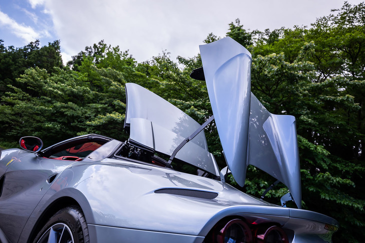 ルーフトップは2分割され、コンパクトに収納される。45km/h以下の車速であれば、走行中でもオープン／クローズの操作が行える。