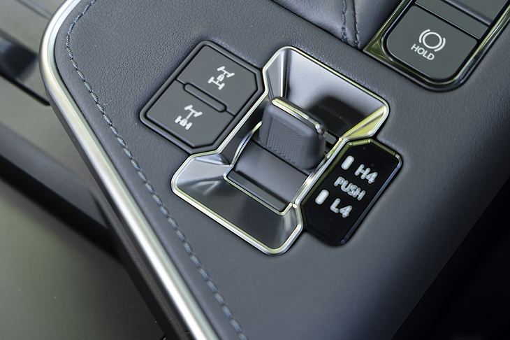 シフトセレクター後方の一等地にトランスファー切り替えとデフロックスイッチを装備。リアデフロックは“オーバートレイル＋”専用だ。