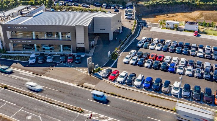 ショールームと、新設された認定中古車展示場。