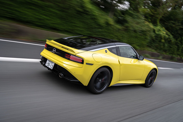 ややクラシックなところはあるが、アクセルで豪快に車体を振り回せる新型「フェアレディZ」。見る人を笑顔にするキャラクターとも相まって、今の時代に貴重なスポーツカーといえるだろう。