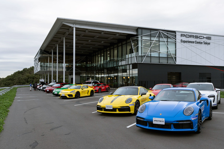 メインビルディングの前のピットエリアには、最新のポルシェがズラリと並んでいます。