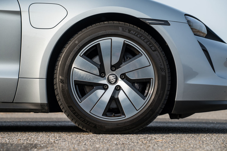 標準仕様のタイヤサイズは、前：225/55R19、後ろ：275/45R19と、前輪に対して後輪がかなり太め。試乗車にはオプションの「Taycan Sエアロホイール」が装備されていた。