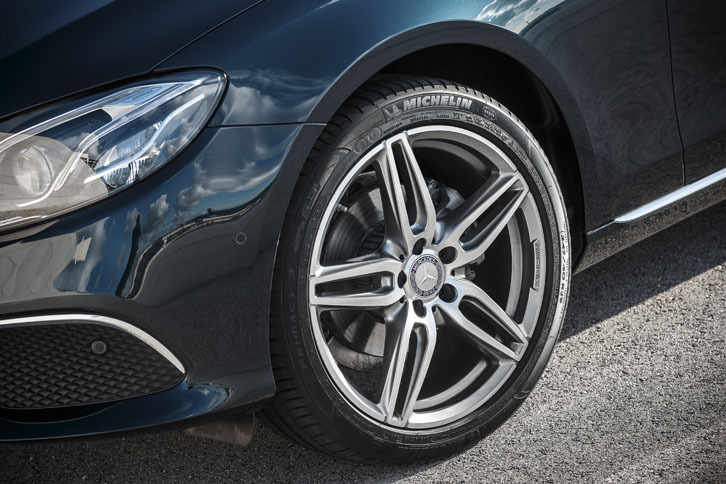 「E220d」のタイヤの標準サイズは205/65R16（写真はオプションの245/40R19）。
