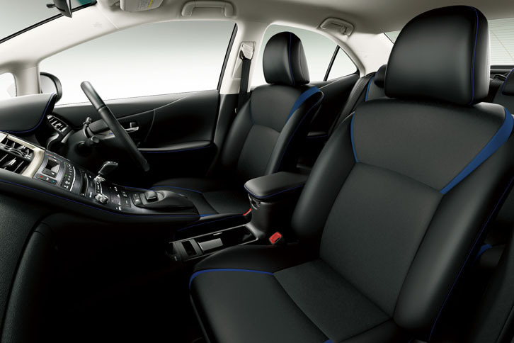 
	「HS250h“Harmonious Style Edition”」のインテリア。シートカラーは「ブラック＆ブルー（ブルーステッチ）」。
	