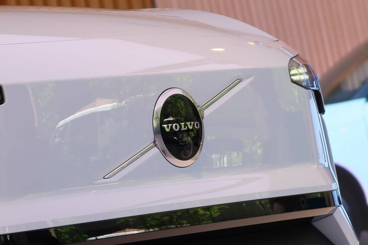 ボルボEX30ウルトラ シングルモーター エクステンデッドレンジ（フロントのエンブレム）