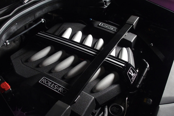 6.75リッターV12エンジンは、最高出力が29PSアップの600PSに、最大トルクが50N・m引き上げられた900N・mにチューンされている。