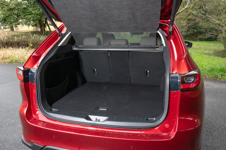 荷室の寸法は、奥行きが約975mm、最大幅が約1275mm、高さが約817mm。トノカバーの一部がメッシュとなっているのは、「積み下ろしをしている親が、後席の子供とコミュニケーションできるようにするため」とのこと。