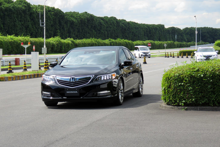 体験試乗を終えて戻ってきた自動運転システム搭載の「レジェンド」。文中の「レベル3」とは自動運転の“度合い”を示すもので、加速、制動、操舵のすべてをシステムが行い、システムが要請した場合のみドライバーが対応する状態を指す。