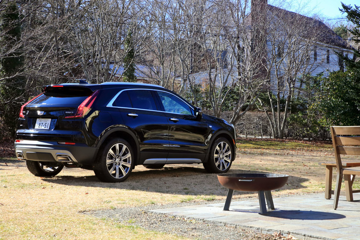 他ブランドのモデルとは間違えようのない、エッジの効いたスタイリングも「XT4」の特徴。2003年登場の「CTS」から受け継がれてきた、モダンキャデラックならではの造形だ。