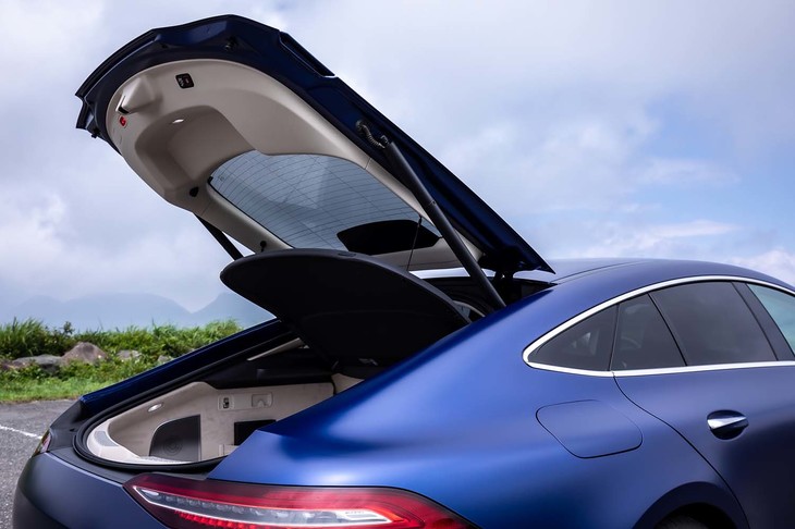 ファストバックスタイルの大きく開くテールゲートを採用。格納式のリアウイングはボディー側ではなく、このテールゲート上部後端に配置されている。