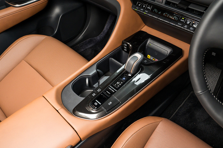 シフトセレクターやカップホルダーなどはセンターコンソールの前方にコンパクトにまとめて配置されている。スマートフォンを縦向きに差し込むワイヤレスチャージャーも場所をとらないように考えられている。