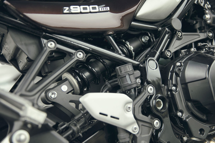 リアには、「ホリゾンタルバックリンクリヤサスペンション」と呼ばれるモノショックが装着される。これにより、マスの集中化が図られている。