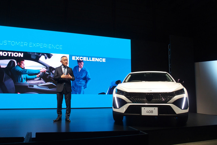 「プジョー408」の発表イベントで導入の抱負を述べたステランティス ジャパンの代表取締役社長打越 晋氏。