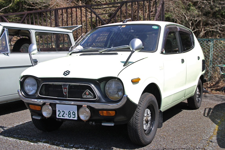 1973年のフルモデルチェンジで再び曲線基調のデザインに戻った「スズキ・フロンテ」。