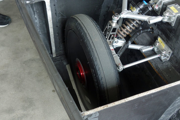 ブリヂストンが供給するソーラーカー専用のエコタイヤ「エコピアwithオロジック」。接地面積が非常に狭い。