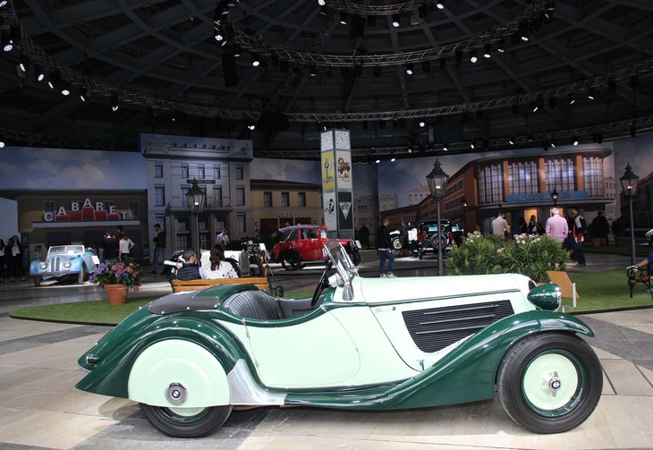 「BMW 319/1」（1936年）。BMW初となる、6気筒エンジン搭載のロードスター。その軽量設計（780kg）により、数々のモータースポーツで輝かしい戦績を残した。