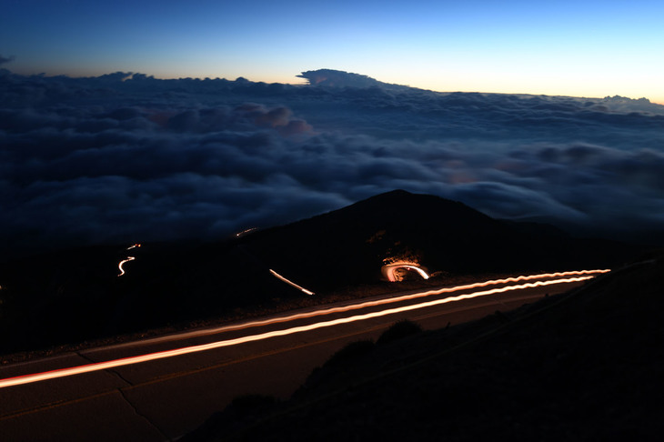 PPIHCはパイクスピークの山頂へと向かう有料道路を舞台に開催される。朝8時30分より一般開放されることから、6月19日～22日の練習走行および予選は5時30分から8時30分までの、早朝の3時間に限って実施されている。各チームは、4時のコースオープンと同時に入山を開始。ちなみに、練習走行と予選は二輪部門、四輪部門のグループA、四輪部門のグループBからなる3つのグループに分けられ、コースもボトム、ミドル、アッパーの3つのセクションに分割される。各グループは、各セクションで予選と練習走行に臨む。