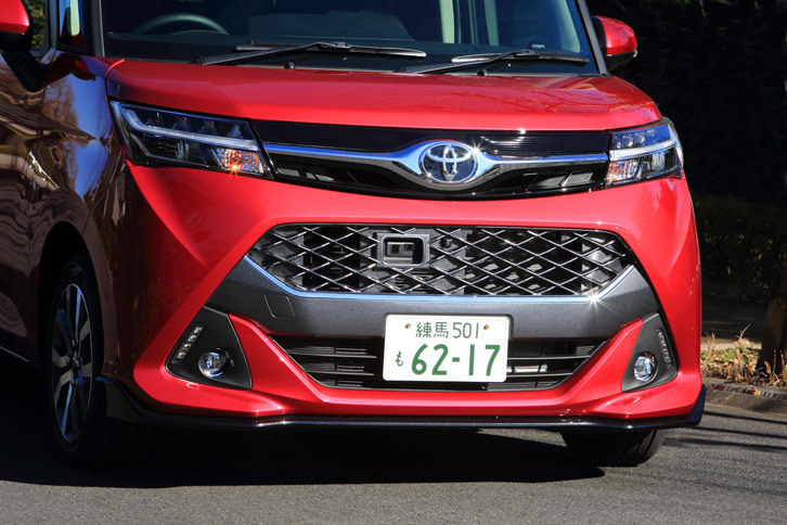 「ルーミー」と「タンク」で、最も大きく異なるのがフロントまわりの意匠。巨大な台形のロワグリルがタンクの特徴となる。