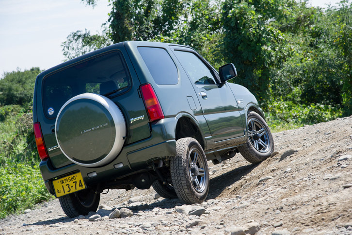 現行型「ジムニー」のデビューは1998年10月のこと。今年でデビュー20年目のご長寿モデルだ。