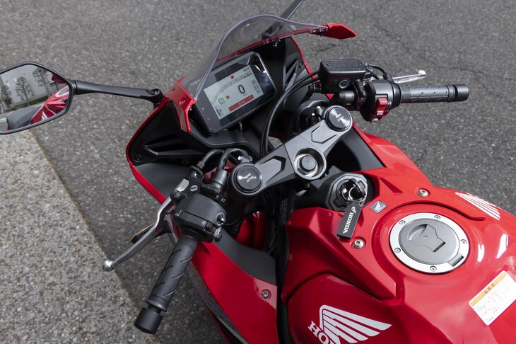 「CBR650R E-Clutch」のハンドルまわり。計器類に代えて、5インチTFTフルカラー液晶メーターを採用。手動でのクラッチ操作もできるよう、左にはクラッチレバーが残されている。