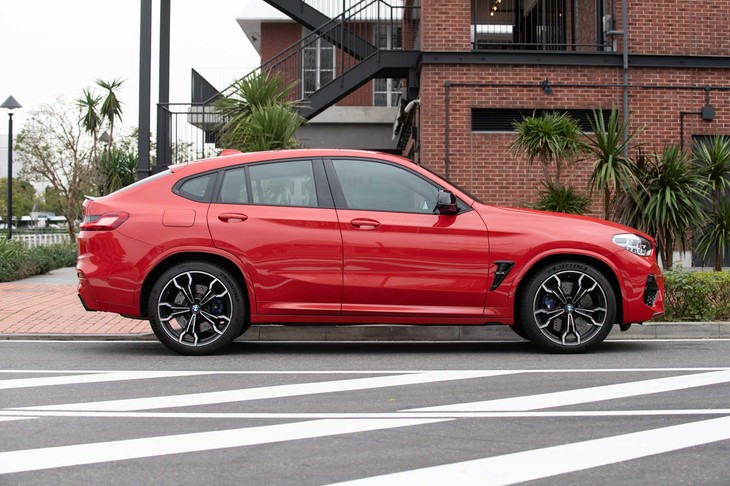 減衰力が可変調節できる「Mサスペンション」を採用。モードは「コンフォート」「スポーツ」「スポーツ＋」の全3種類。