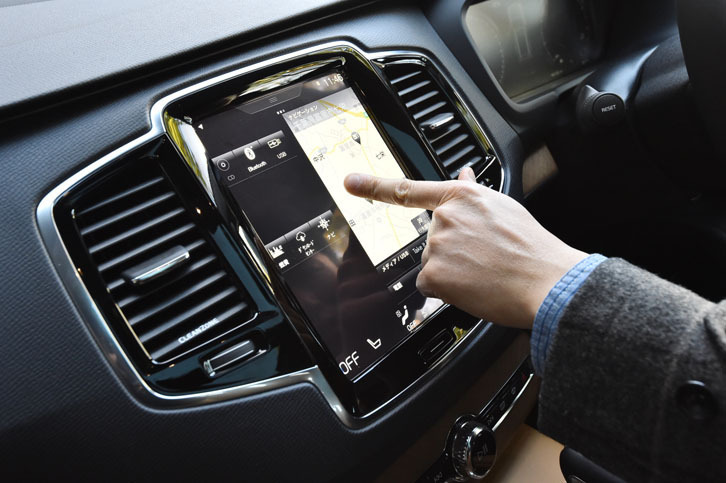 タブレット感覚で画面の操作ができる、9インチのセンターディスプレイ。多くの静電式タッチパネルと異なり、タッチの認識には赤外線が用いられる。手袋をしたままでも操作できるのがメリット。