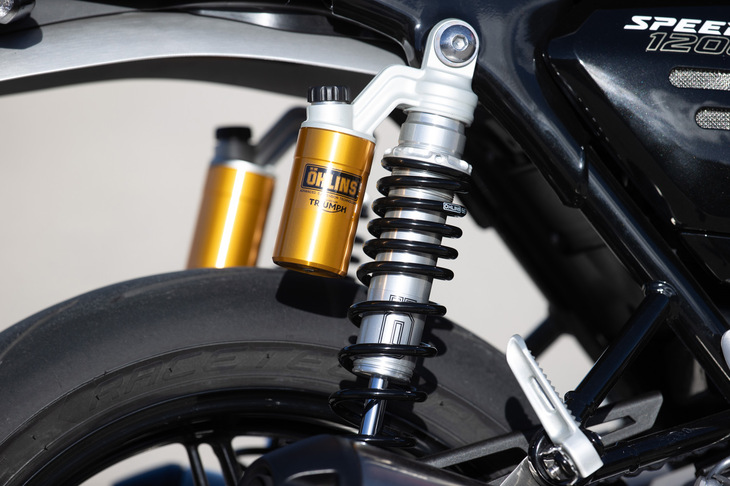 サスペンションには、前後ともにプリロード／コンプレッション／リバウンドの各ダンピング調整機能を採用。リアサスはオーリンズ製の外部リザーバータンク付きツインショックで、ホイールトラベルは123mmだ。