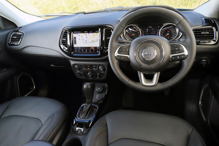 ピアノブラックとシルバーの装飾が目を引くインテリア。最上級グレードの「リミテッド」には、9基のスピーカーを備えたBeats Audioのプレミアムサウンドシステムが標準装備される。