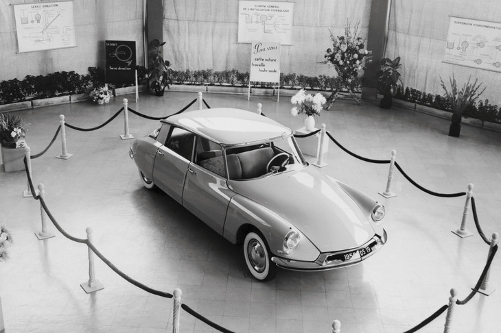 「シトロエンDS」は、「トラクシオン アヴァン15CV」の後継モデルとして1955年10月のパリサロンで発表された。1955年から1975年まで20年にわたり生産され、その数はシリーズ合計で145万6115台にのぼるという。