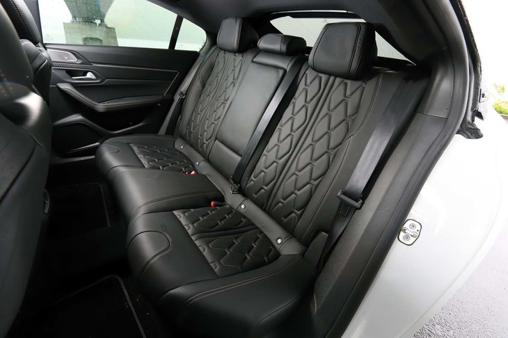 攻めたボディーのスタイリングゆえ、後席のヘッドルームはそれなり。ご覧の通り、ヘッドレストと天井との隙間はほとんどない。