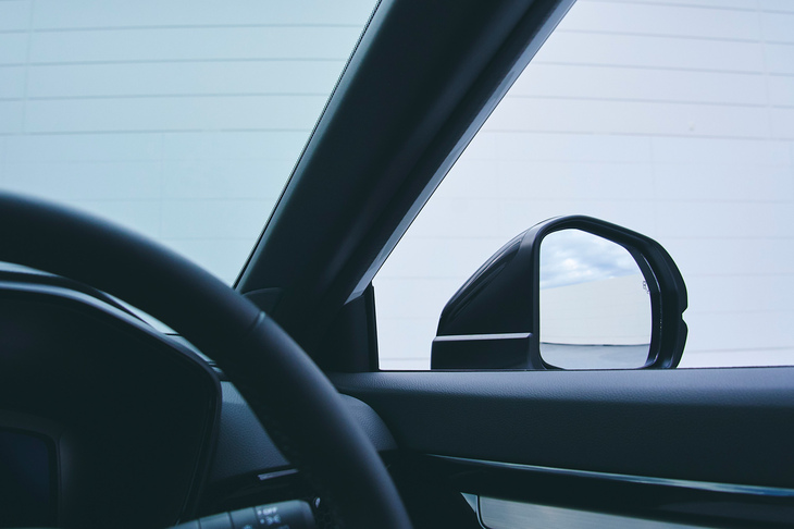 細かい点では、ドアミラーのマウントを変更するなどして、運転席からの視界を改善。運転時のストレスを軽減している。