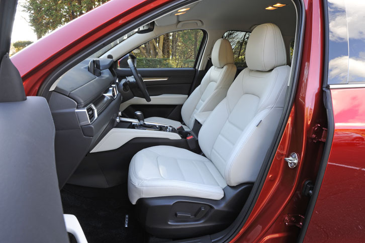 シートの開発には、パワートレインやシャシーの担当者も参加したという。