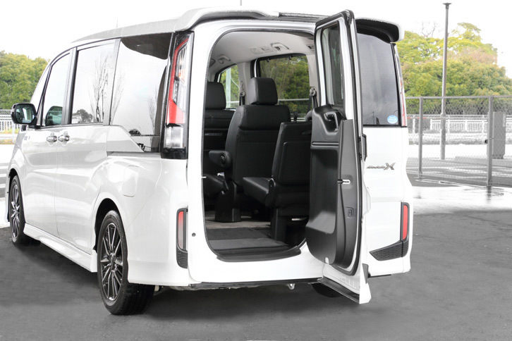 多彩で、かつ簡単に操作できるシートアレンジや、テールゲートの左側に横方向に開くサブドアを設けた“ワクワクゲート”などは、ベース車からそのまま受け継がれている。
