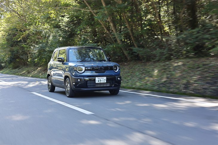 パワートレインはマイルドハイブリッドの1.2リッター3気筒自然吸気エンジンとCVTの組み合わせ。WLTCモードの燃費はFF車で22.8km/リッター、4WD車で21.0km/リッターと飛躍的に向上した。