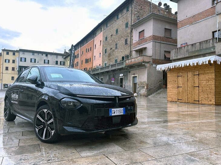 もう1台、「CMP」の採用車を発見。2023年春に発売された「ランチア・イプシロン」である。